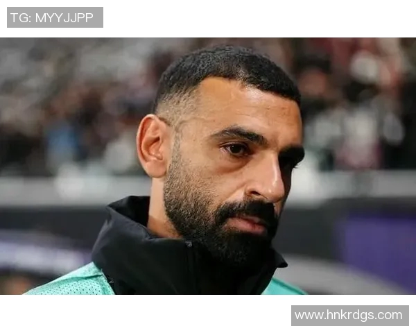 哪个足球明星以中分发型闻名于世引发球迷热议与模仿